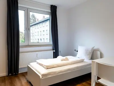 Ein Bett oder Betten in einem Zimmer der Unterkunft BudgetRoom 3 Bedroom Perfect for Teams