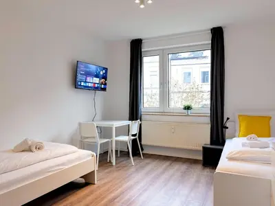 Ein Bett oder Betten in einem Zimmer der Unterkunft BudgetRoom 3 Bedroom Perfect for Teams