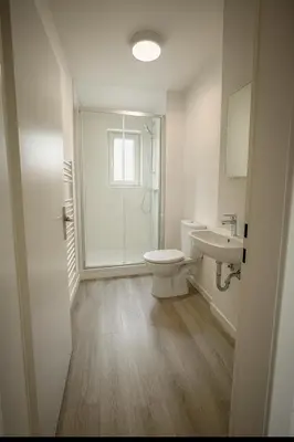 Ein Badezimmer in der Unterkunft Polsumer Residence Moderne Unterkunft für Monteure & Familien nahe Veltins-Arena, Movie Park, Nordsternpark, Amphitheater & Autobahnen A2 & A42 mit Balkon