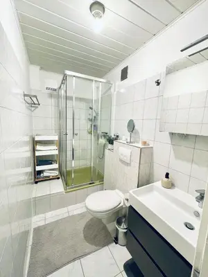 Ein Badezimmer in der Unterkunft Gemütliche & voll ausgestattete Stadtwohnung