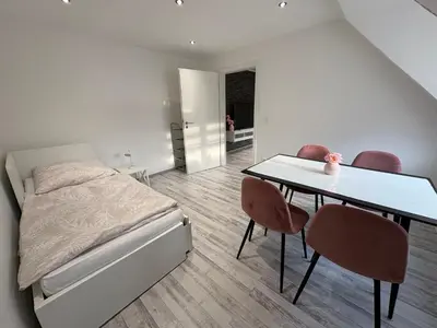 Ein Bett oder Betten in einem Zimmer der Unterkunft Wohnung 1&2