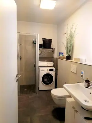 Ein Badezimmer in der Unterkunft Modernes City-Appartement mit separatem Schlafzimmer