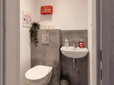 Ein Badezimmer in der Unterkunft BudgetRoom Modernes Apartment mit 3 Schlafzimmern