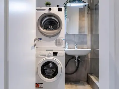Ein Badezimmer in der Unterkunft BudgetRoom Modernes Apartment mit 3 Schlafzimmern