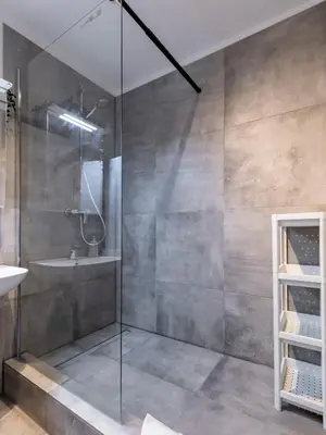 Ein Badezimmer in der Unterkunft BudgetRoom Modernes Apartment mit 3 Schlafzimmern