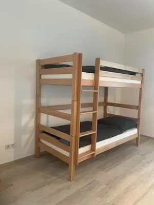Ein Bett oder Betten in einem Zimmer der Unterkunft Altstadt 2 bedroom 10-12 beds 15 Min Messe