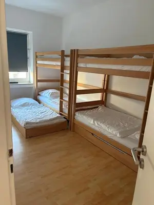Ein Bett oder Betten in einem Zimmer der Unterkunft Altstadt 2 bedroom 10-12 beds 15 Min Messe