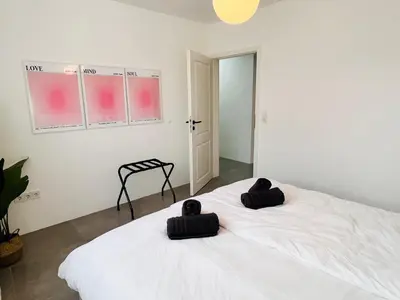 Ein Bett oder Betten in einem Zimmer der Unterkunft Apartment LilaMoon Unna Dortmund Flughafen Parkplatz Netflix Disney plus 80qm Erdgeschoss