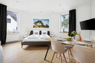Ein Bett oder Betten in einem Zimmer der Unterkunft Modern Apartment by Stadtwald, 10 Min to Messe