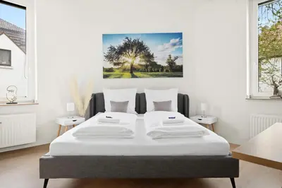 Ein Bett oder Betten in einem Zimmer der Unterkunft Modern Apartment by Stadtwald, 10 Min to Messe