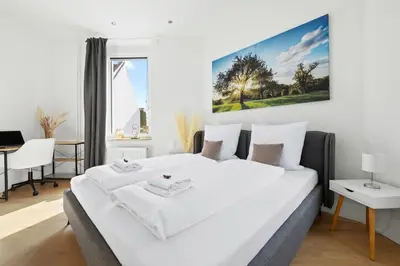 Ein Bett oder Betten in einem Zimmer der Unterkunft Modern Apartment by Stadtwald, 10 Min to Messe