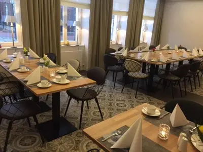 Ein Restaurant oder anderes Speiselokal in der Unterkunft Hotel Am Fischmarkt