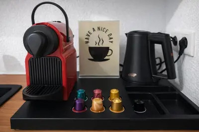 Kaffee-/Teezubehör in der Unterkunft Apartment 70QM Düsseldorf Küche Zentral