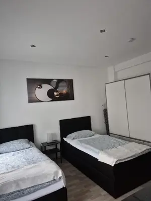 Ein Bett oder Betten in einem Zimmer der Unterkunft FeWo Ohligs-BHF