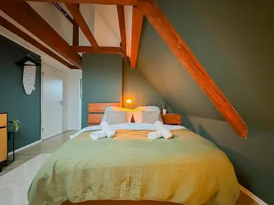 Ein Bett oder Betten in einem Zimmer der Unterkunft Modernes 2-Schlafzimmer City Apartment mit Arbeitsplatz