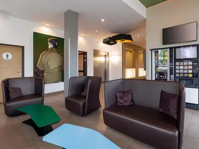 Ein Sitzbereich in der Unterkunft B&B Hotel Duisburg Hbf-Süd