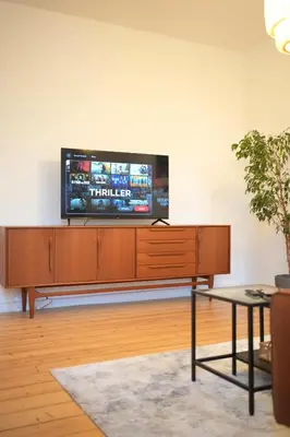 TV/Unterhaltungsangebot in der Unterkunft Düsseldorf Airport Messe - Schicke Jugendstil-Wohnung in Duisburg-Großenbaum