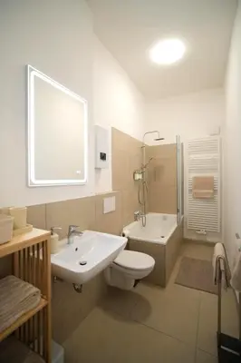 Ein Badezimmer in der Unterkunft Düsseldorf Airport Messe - Schicke Jugendstil-Wohnung in Duisburg-Großenbaum