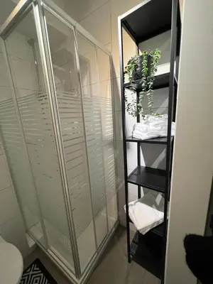 Ein Badezimmer in der Unterkunft Cozy City Apartment