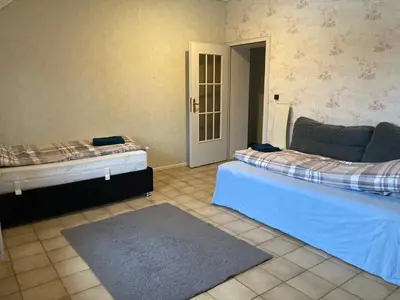 Ein Bett oder Betten in einem Zimmer der Unterkunft Geräumiges Apartment 90 m Zwei Schlafzimmer große Küche mit Essbereich Badewanne Waschmaschine Spülmaschine gesamte Unterkunft gehört Ihnen