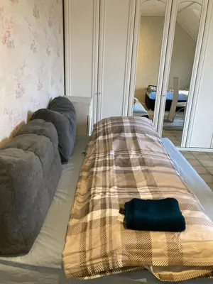 Ein Bett oder Betten in einem Zimmer der Unterkunft Geräumiges Apartment 90 m Zwei Schlafzimmer große Küche mit Essbereich Badewanne Waschmaschine Spülmaschine gesamte Unterkunft gehört Ihnen