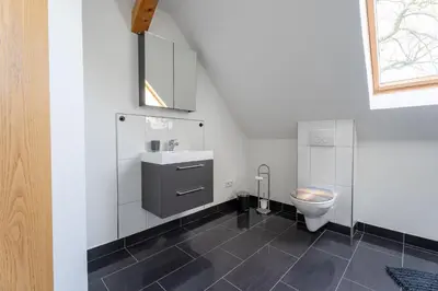Ein Badezimmer in der Unterkunft Moderne Doppelhaushälfte mit Garten & Terrasse I Free Wifi I Free Parking