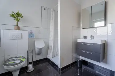 Ein Badezimmer in der Unterkunft Moderne Doppelhaushälfte mit Garten & Terrasse I Free Wifi I Free Parking