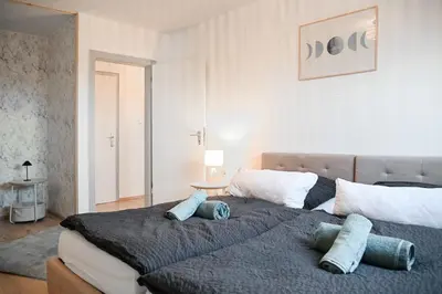 Ein Bett oder Betten in einem Zimmer der Unterkunft JuPa Homes gemütliches DG Apartment
