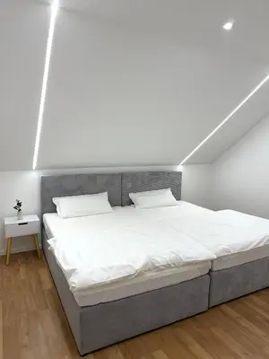 Ein Bett oder Betten in einem Zimmer der Unterkunft Moderne, neu möblierte Wohnung in zentraler Lage
