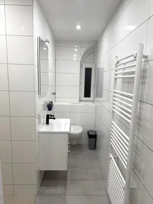 Ein Badezimmer in der Unterkunft Moderne, neu möblierte Wohnung in zentraler Lage