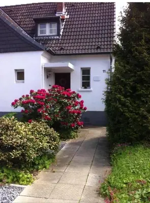 Ein Garten an der Unterkunft Modernes Studio Apartment im Düsseldorfer Norden