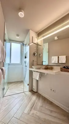 Ein Badezimmer in der Unterkunft Large apartment with terrace - very central NEW