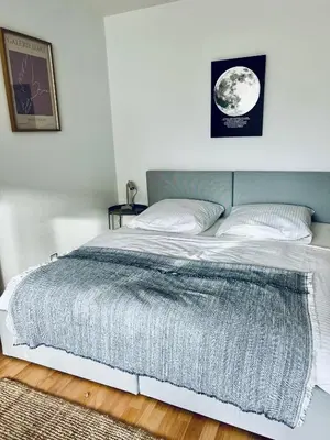 Ein Bett oder Betten in einem Zimmer der Unterkunft TheFairHome - 5 Min to fair, 8min to city center