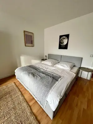 Ein Bett oder Betten in einem Zimmer der Unterkunft TheFairHome - 5 Min to fair, 8min to city center