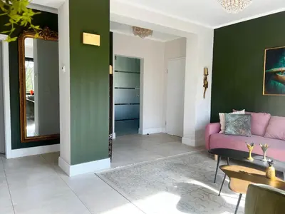 Ein Sitzbereich in der Unterkunft FeWo Schäfer, Ratingen - Exklusive 2-Zimmer-Wohnung zum Wohlfühlen 78 qm