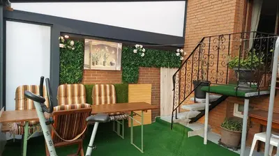 Ein Balkon oder eine Terrasse in der Unterkunft Möbliertes Haus mit Garten im Herzen von Moers