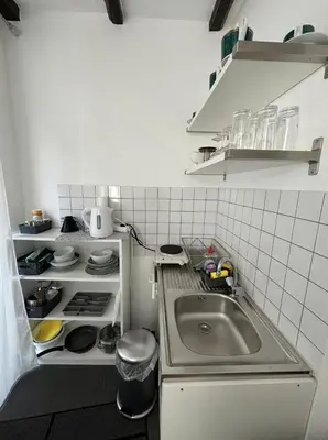 Küche/Küchenzeile in der Unterkunft Cozy Studio Apartment in Düsseldorf Altstadt