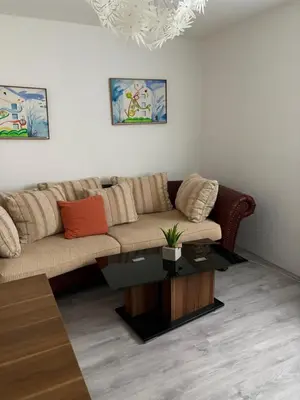 Ein Sitzbereich in der Unterkunft Red Dot Apartment Lucky