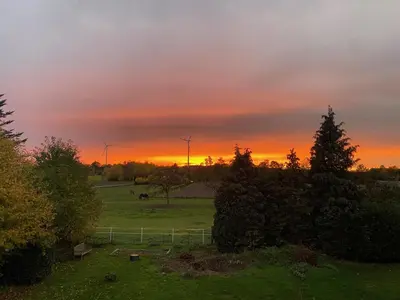Blick auf den Sonnenuntergang/Sonnenaufgang von der Ferienwohnung aus oder aus der Nähe