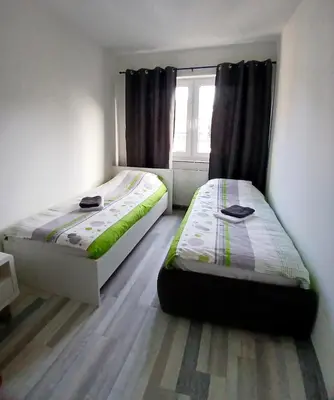 Ein Bett oder Betten in einem Zimmer der Unterkunft A&M APARTMENT-Ideal für Familie, Freunde, Monteure