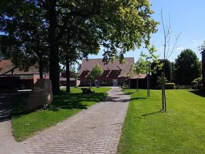 Ein Garten an der Unterkunft Alte Werkstatt - Monteurwohnung auf dem Land