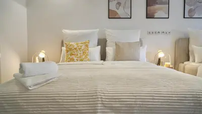 Ein Bett oder Betten in einem Zimmer der Unterkunft Luxuriöse Stadtvilla Nähe Düsseldorf & Köln & Essen - Messe