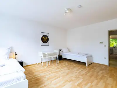 Ein Bett oder Betten in einem Zimmer der Unterkunft BudgetRoom 3 SZ Balkonwohnung für Teams
