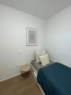Ein Bett oder Betten in einem Zimmer der Unterkunft Zentrales, loftartiges Apartment in Lüdenscheid mit Balkon & Weitblick