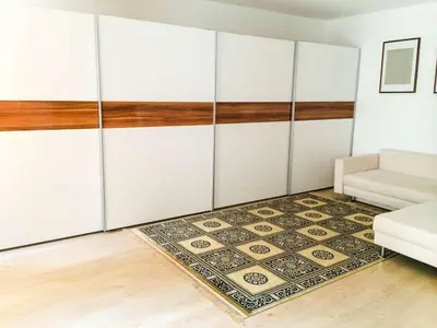 Ein Bett oder Betten in einem Zimmer der Unterkunft Verkehrsgünstiges Apartment für Messebesuche