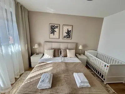 Ein Bett oder Betten in einem Zimmer der Unterkunft Olive Apartment mit Balkonen & Elektrogrill, 24h Self-Check-in, Free Parking, Netflix & WiFi, TOP Lage, Nähe KEM Kliniken