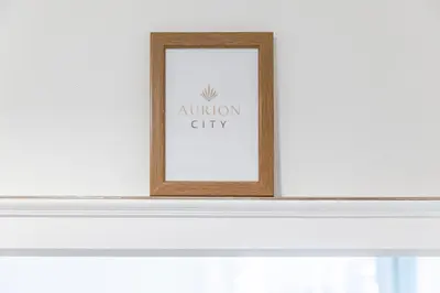 Ein Zertifikat, Auszeichnung, Logo oder anderes Dokument, das in der Unterkunft Aurion City - Design Apartment in Düsseldorf ausgestellt ist