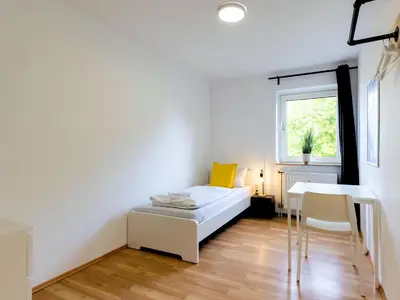 Ein Bett oder Betten in einem Zimmer der Unterkunft BudgetRoom 3 Schlafzimmer Workers Home
