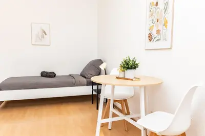Ein Bett oder Betten in einem Zimmer der Unterkunft CosyHomes24 - TOP traffic connection and balcony - UN02a