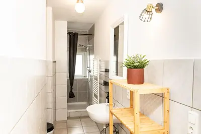 Ein Badezimmer in der Unterkunft CosyHomes24 - TOP traffic connection and balcony - UN02a